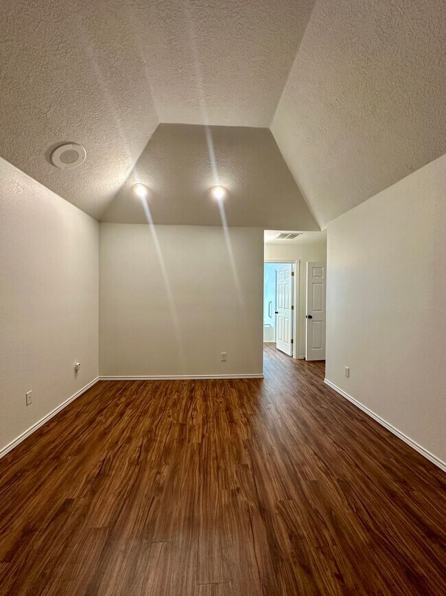 Building Photo - Large Three Bedroom Home in the Cinnamonwood Estates