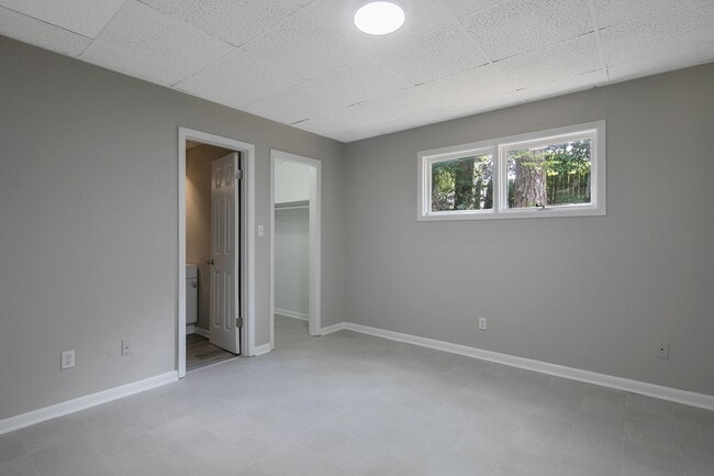 Building Photo - 210 Colonial Dr