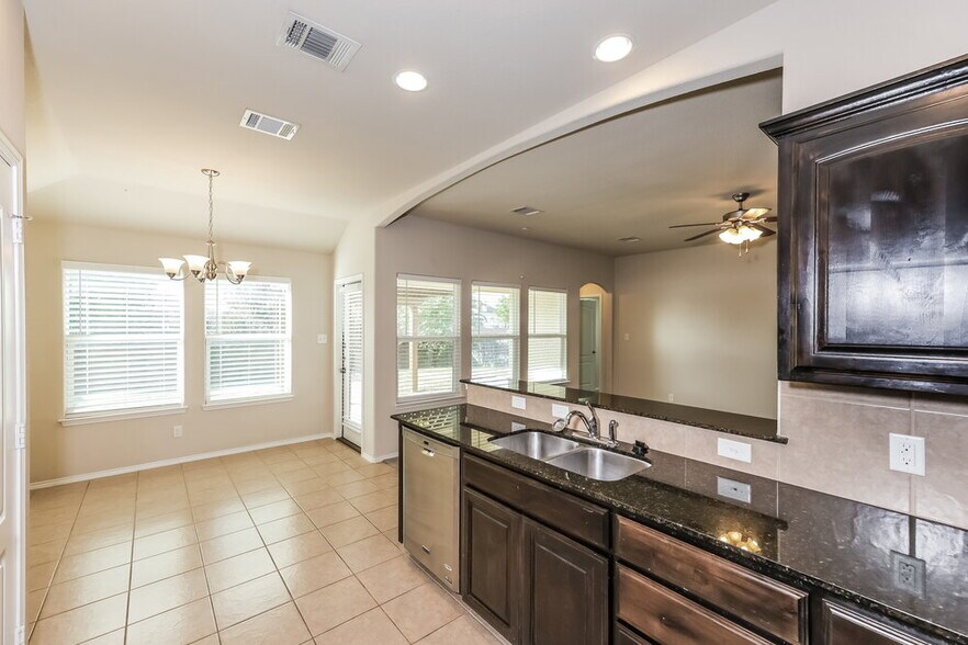 Building Photo - 409 Roundrock Ln