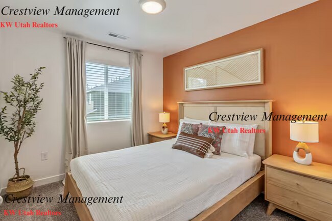 Building Photo - Beautifully Maintained Townhouse in a Prime Location
