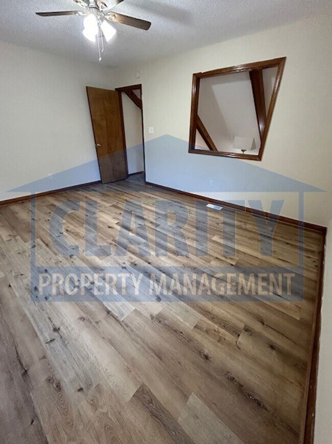 Building Photo - Centrally located two bedroom duplex!