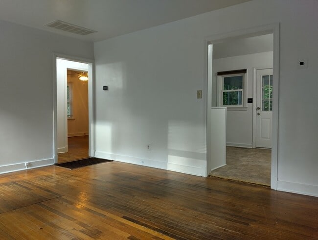 Building Photo - Lovely single family home available in the...