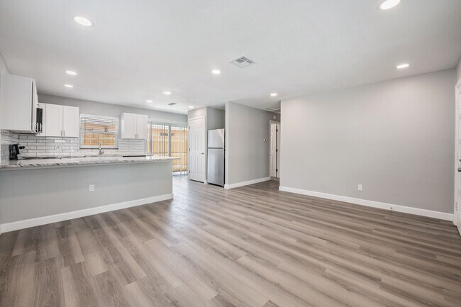 Building Photo - 1506 Leo Ln E