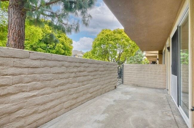 Building Photo - Newly Remodeled - Stunning 2 Bedroom, 2 Ba...