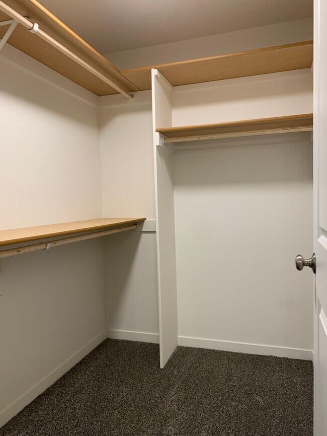 Building Photo - Zero entry ranch townhome with 2 stall garage. Spacious 2 bedrooms with walk in closets, 2.5 bath...