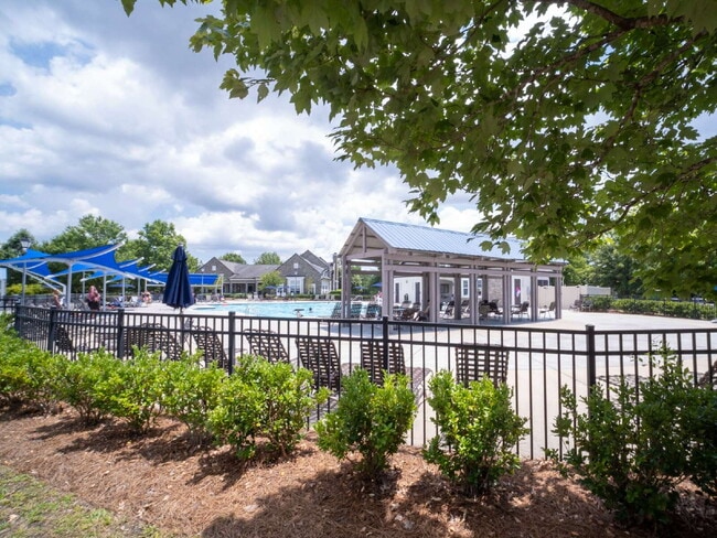 Building Photo - "Exquisite  2-Bed Townhouse with 2.5 Baths in Prime Charlotte Location – 1,531 Sq Ft of Comfort!"
