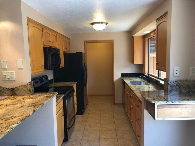 Building Photo - 2-bedroom 2-bathroom duplex with 2 garages in Eugene!