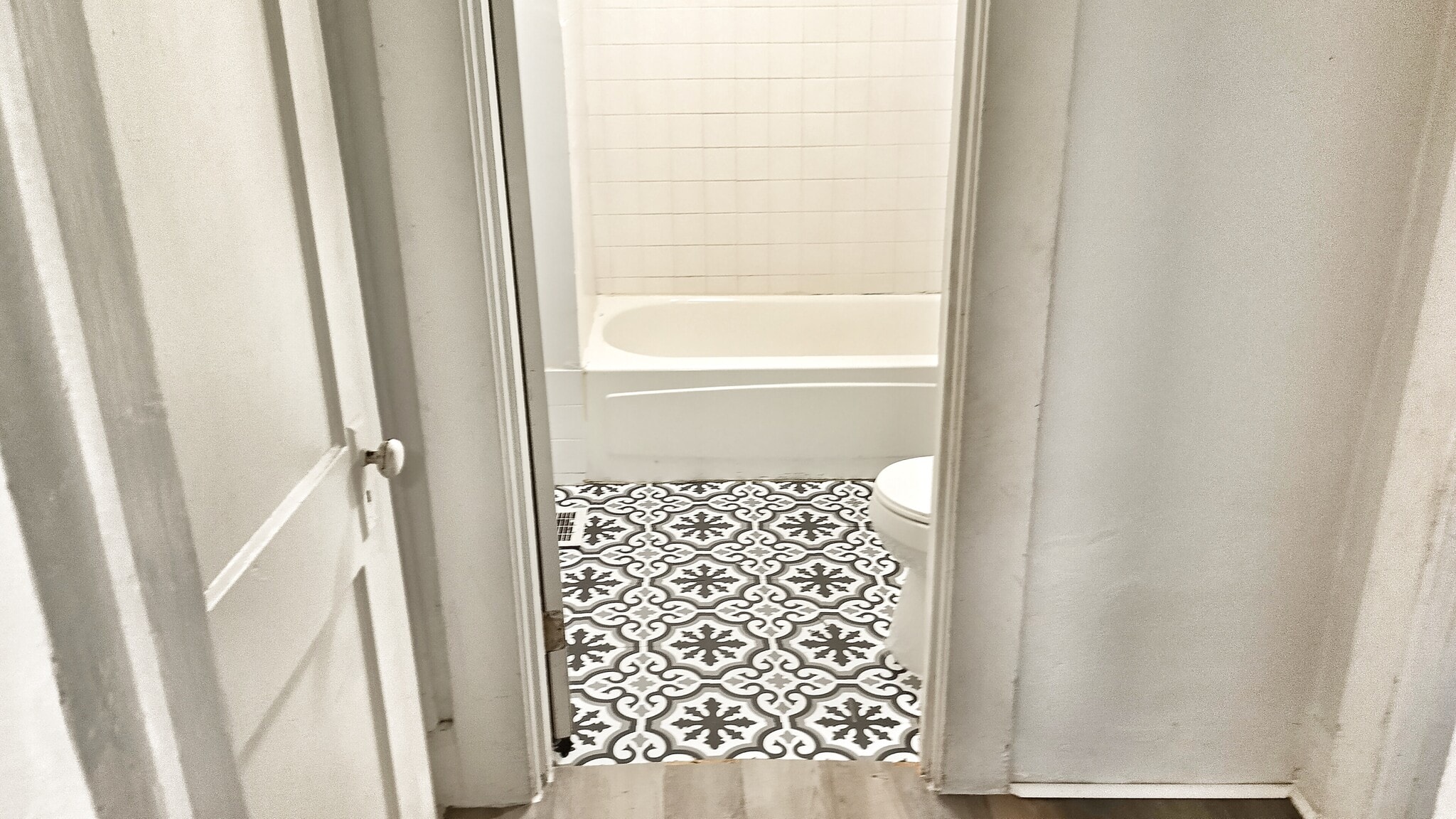 Bathroom with tub and updated floor - 10008 N Pawnee Ave