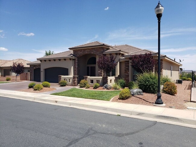 Building Photo - Home Near Sunbrook Golf Course - Dog Friendly