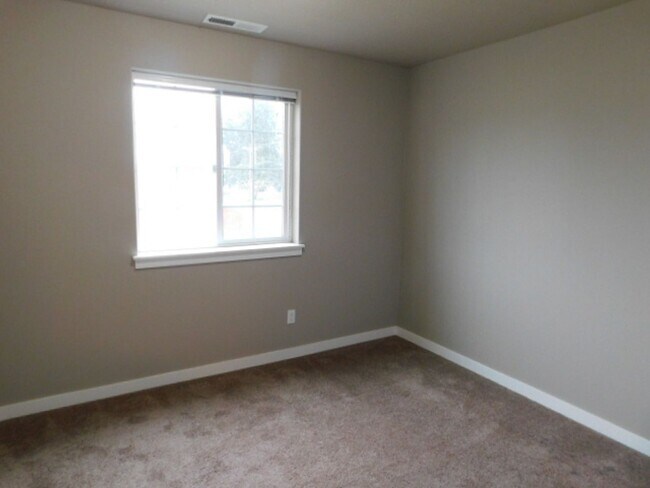 Building Photo - 4Bd/2.5Ba Two Story House - Available to View!