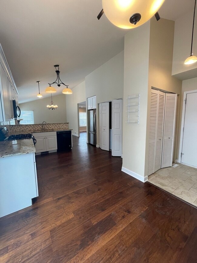 Building Photo - 6 Redbud Ct