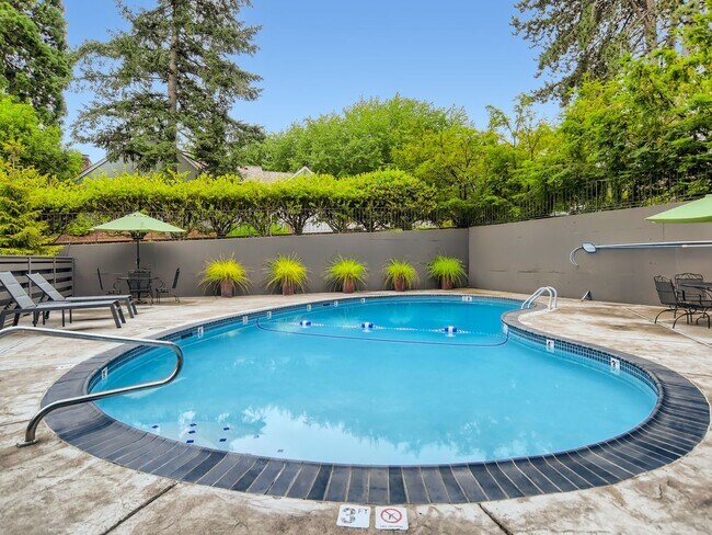 Building Photo - STYLISH 2 BED/2 BATHS LAKE OSWEGO CONDO