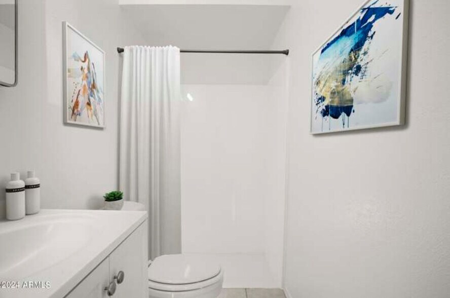 Master bed room bathroom - 6228 W Cheery Lynn Rd