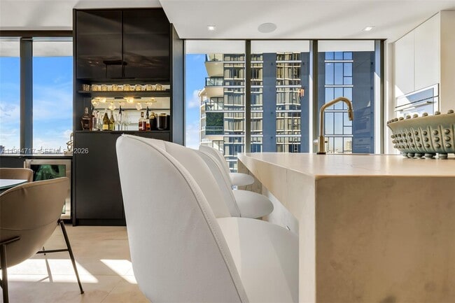 Building Photo - 700 NE 24th St