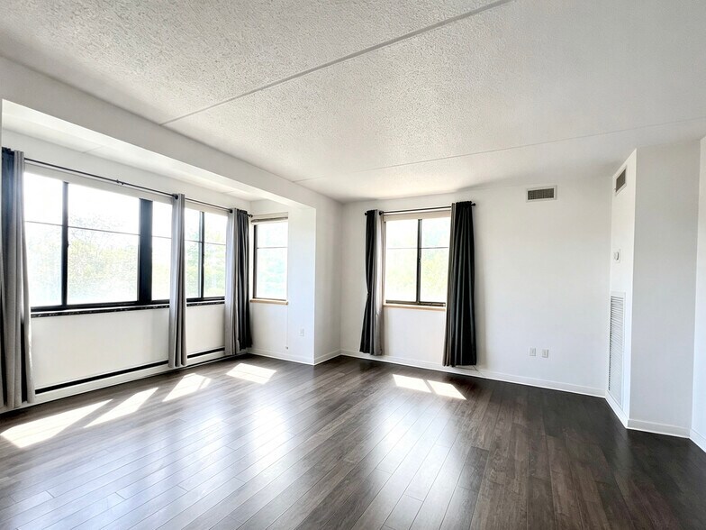 Living room - 100 Ledgewood Dr
