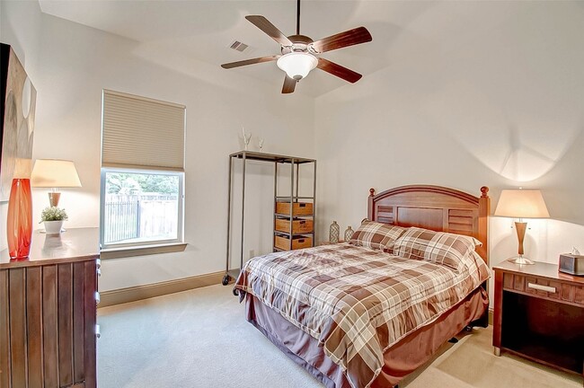 Building Photo - 7 Shearling Ct