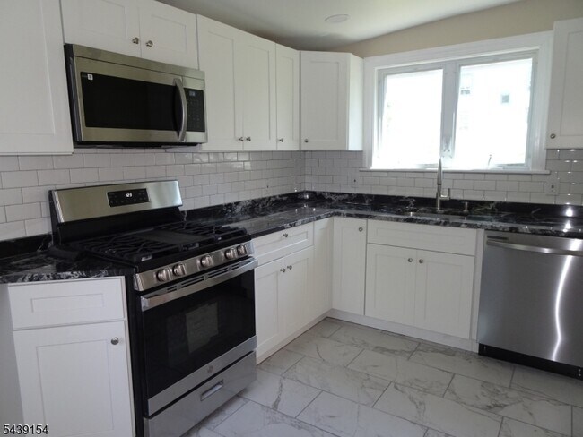 Building Photo - 689 Sayre Ave