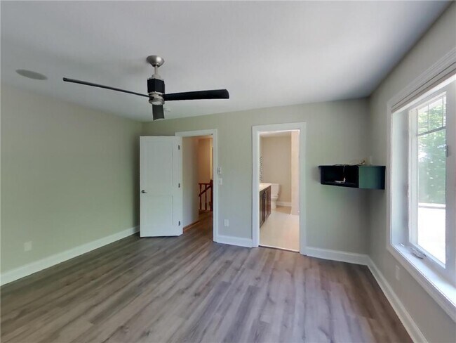 Building Photo - 5585 Rosewood Ln