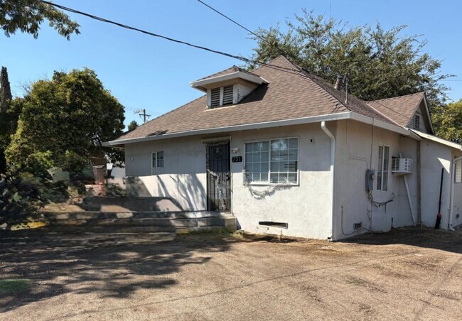 Building Photo - 731 Vermont Ave