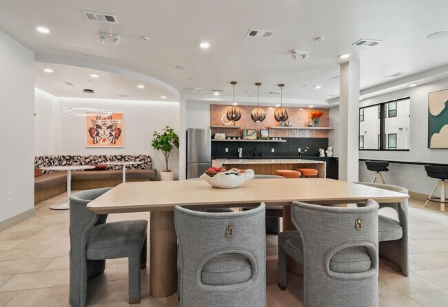 Building Photo - 701 Richmond Ave.