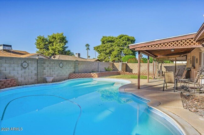 Building Photo - 2319 E Loma Vista Dr