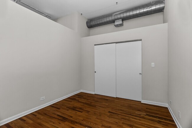 Building Photo - 1542 N Damen Ave