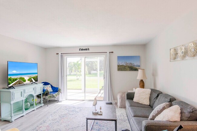 Building Photo - 18081 SE Country Club Dr