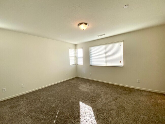 Building Photo - $2,195, 3 Bedroom In Gated Community with ...