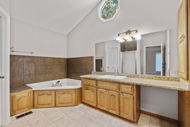 Building Photo - Beautiful Home in Greer Country Club Estates W/Bonus Room