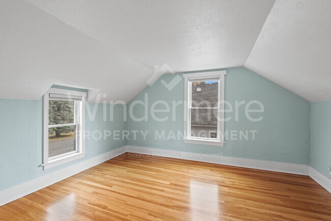 Building Photo - 3 Bedroom , 1 Bath