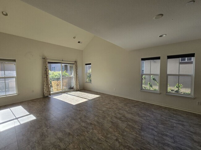 Building Photo - Stunning 3BR 3.5 BATHROOM House in Hayward