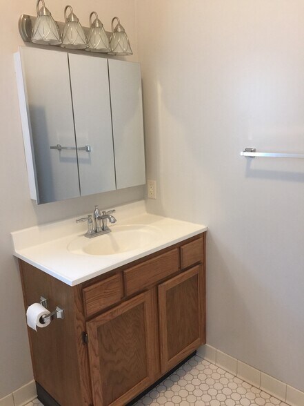 Bathroom - 2513 Annunciation St
