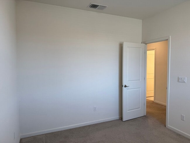 Building Photo - Beautiful 5 Bedroom, 3 Bathroom, 2800 Sqft...