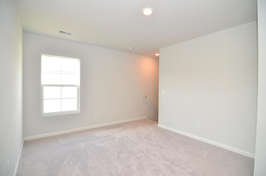 upstairs loft - 333 Matuskovic Dr
