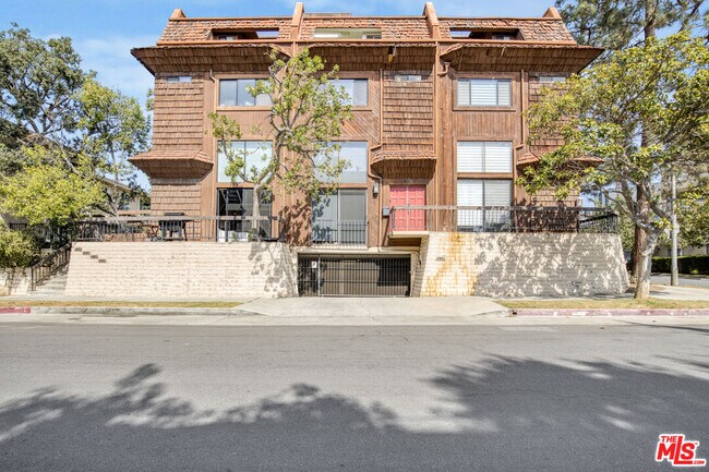 Building Photo - 986 Granville Ave