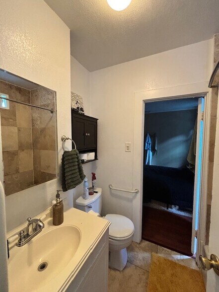 Building Photo - 909 W 1st St