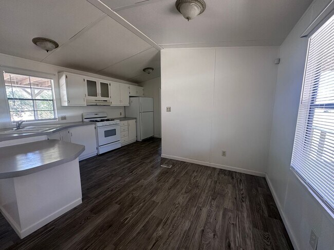 Building Photo - 2br 1Ba Manufactured Home with large Patio Front/Rear yard plus garden area