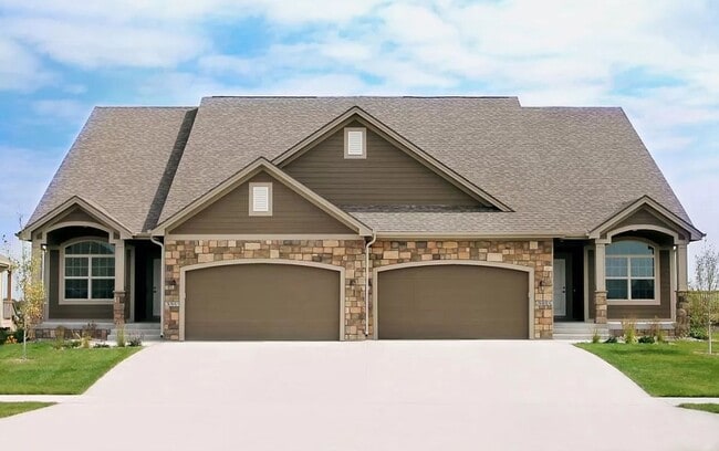 Building Photo - 2202 NW Sharmin Dr