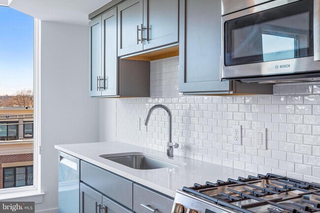 Building Photo - 701 N Henry St