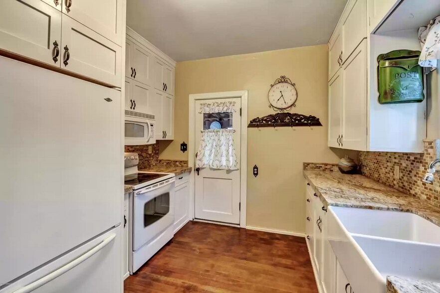 Kitchen - Side entrance - 712 W Manhatton Dr