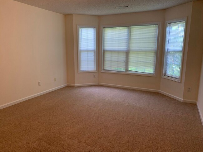 Building Photo - 3 BEDROOM SINGLE FAMILY HOME-2 1/2 bath~2 car garage~ fenced back yard~Gas fireplace