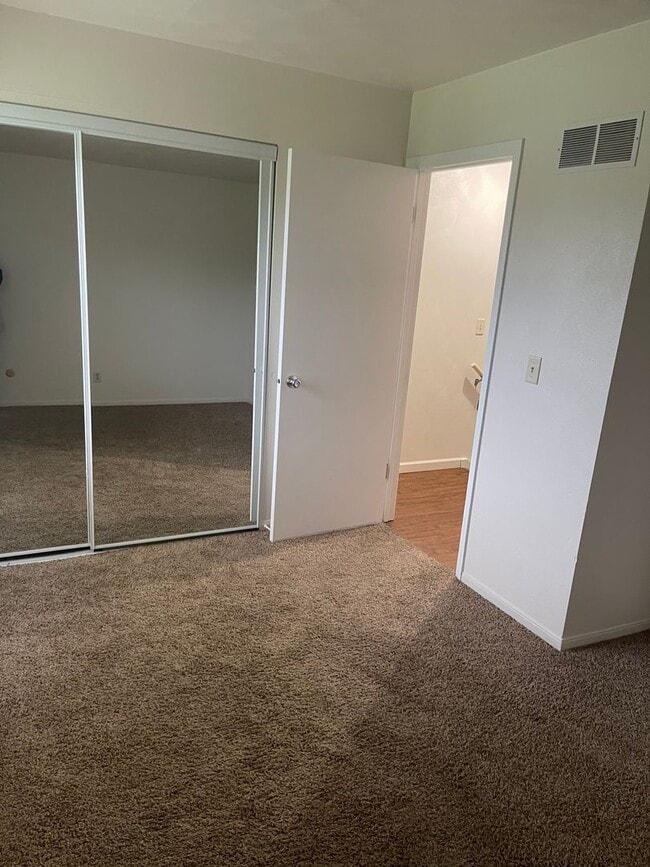 Building Photo - 2 BR townhouse with basement and off street parking