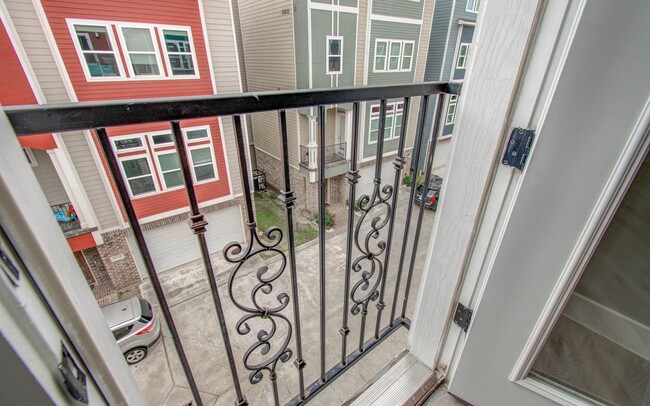 Building Photo - 2114 Oatfield Dr
