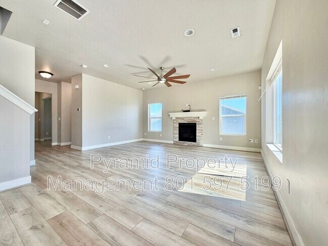 Building Photo - 673 W Beth Cir