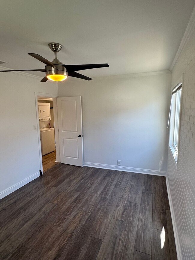 Building Photo - Bright Carson Front House Duplex with Modern Finishes