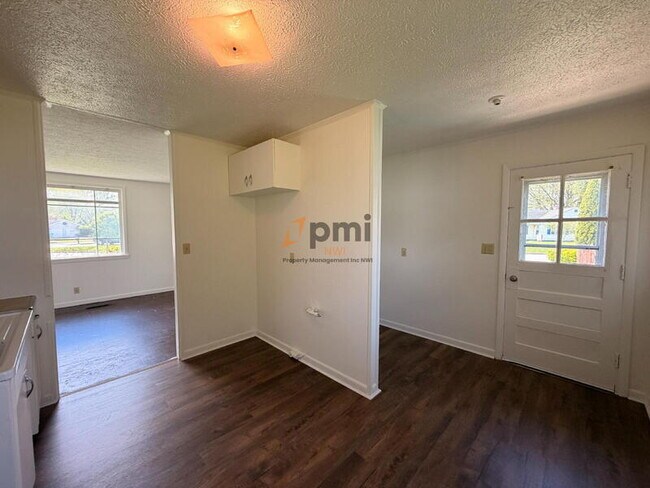 Building Photo - 2913 Oakdale Ave