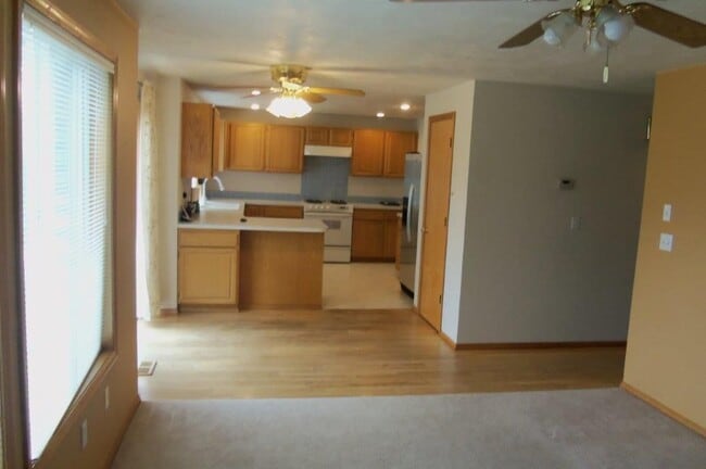 Building Photo - Spacious 4Bedroom / 2.5 Bath Home Highly D...