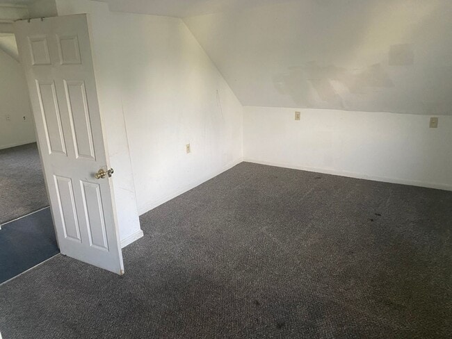 Building Photo - Spacious 2-Bedroom Home for Lease in Akron