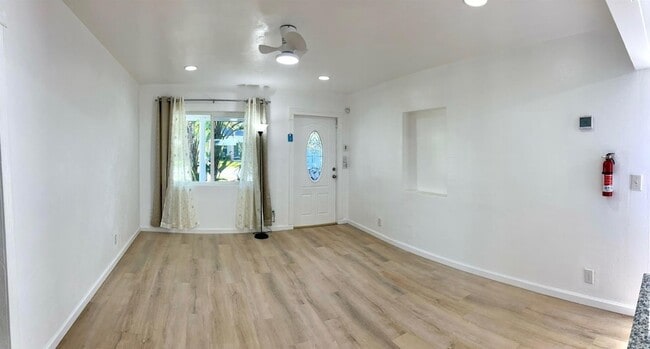 Building Photo - 801 NE 36th St