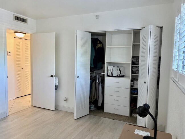 Building Photo - 2112 S Cypress Bend Dr